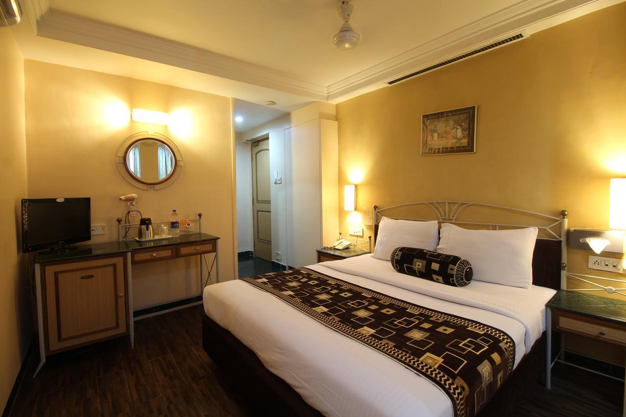 Hotel Gurukripa Daman Exteriör bild