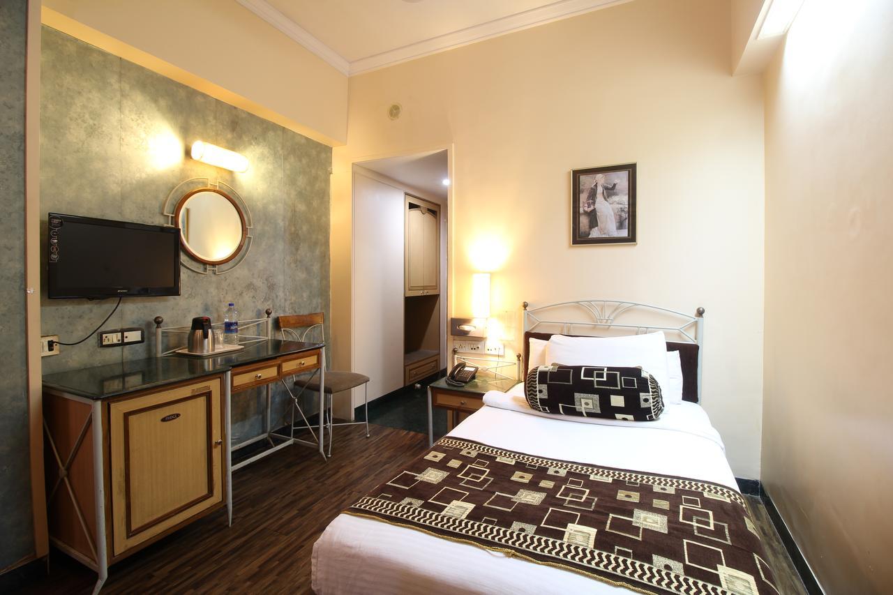 Hotel Gurukripa Daman Exteriör bild