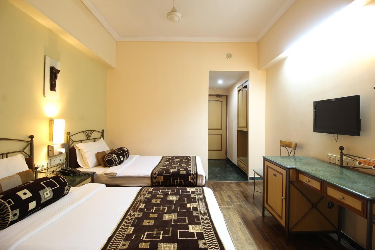 Hotel Gurukripa Daman Exteriör bild