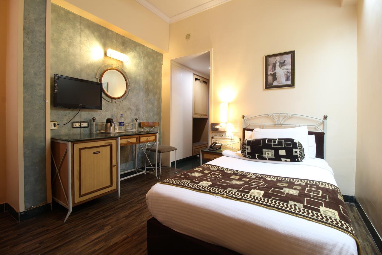 Hotel Gurukripa Daman Exteriör bild